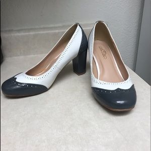 JC Journée Wingtip Round Toe Heel